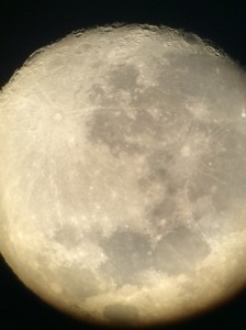 La Luna nella notte delle candele